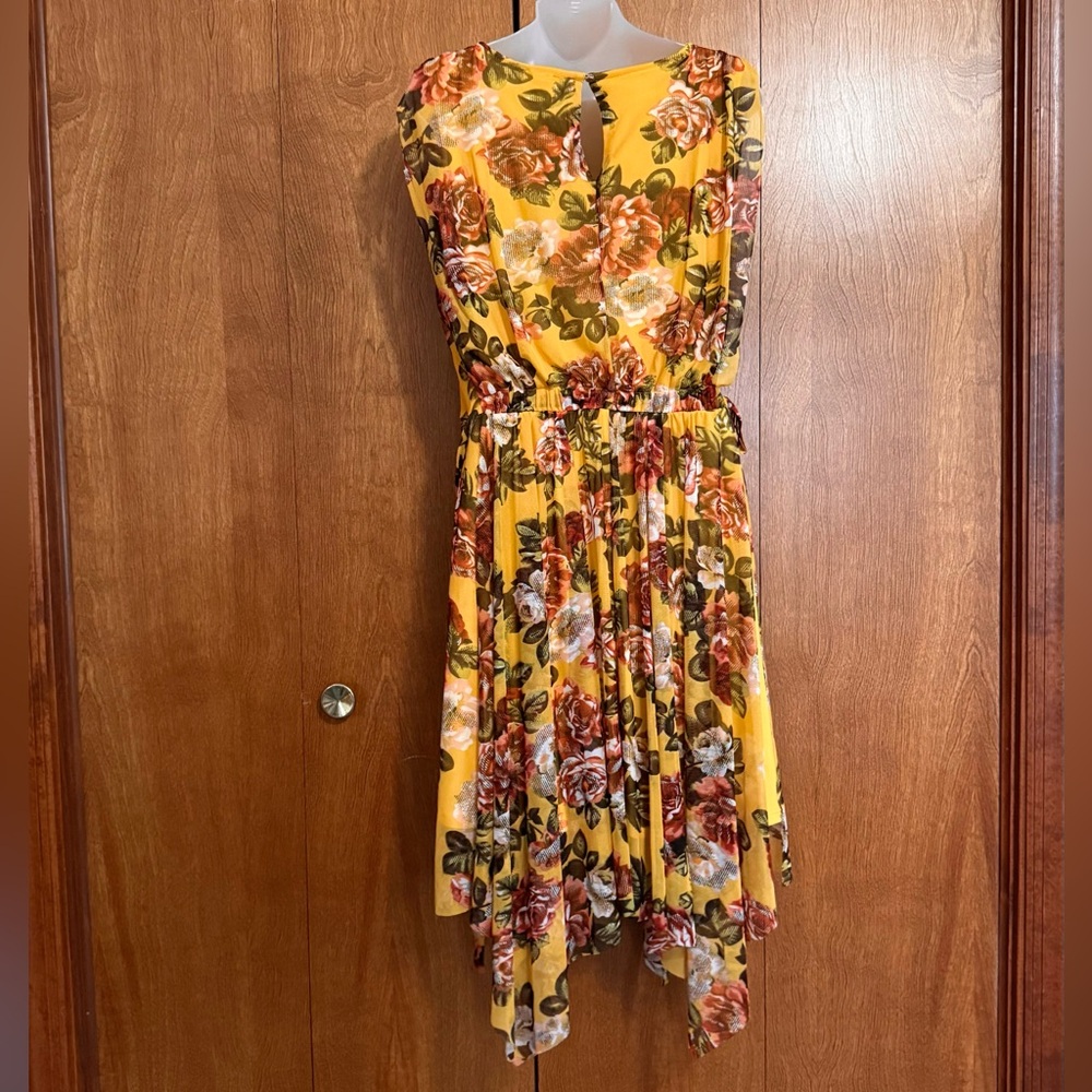 NWT! Deep Yellow Floral Dress Size medium - Picture 2 of 7